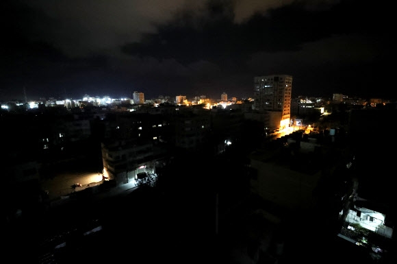 이스라엘의 팔레스타인 자치지역인 가자지구가 21일 오전 2시(이하 현지시간)부터 이스라엘과 조건 없는 휴전에 들어가기 몇시간 전 모처럼 평온한 밤을 맞고 있다. 가자지구 로이터 연합뉴스 