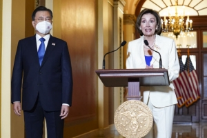 펠로시 만난 문대통령 “한미동맹은 가장 모범적 동맹”(종합)