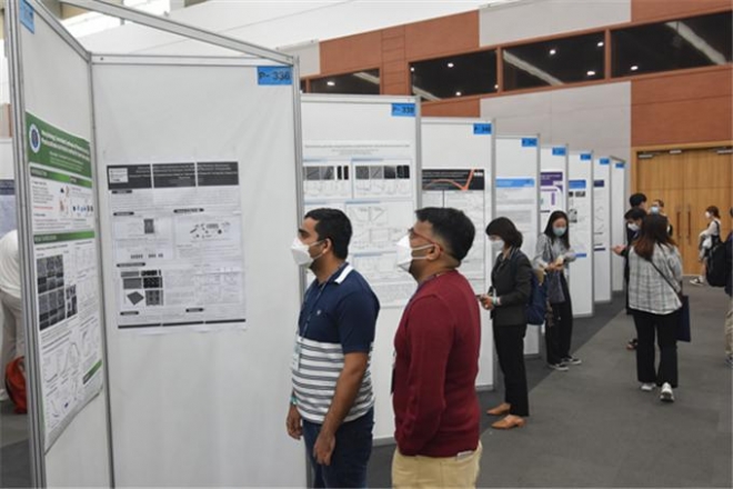 지난 5월 12일 부산 백스코에서 열린 2021 한국공업화학회 학술대회. 참가자들이 전시된 학술자료를 보고 있다. 부산시 제공.
