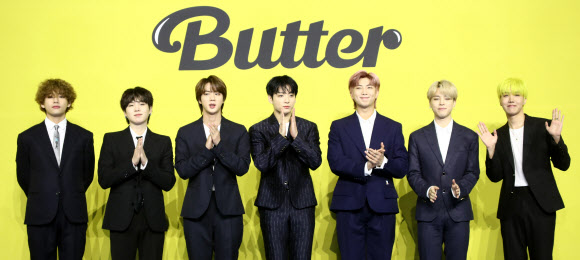 그룹 방탄소년단(BTS)이 21일 오후 서울 송파구 올림픽공원 올림픽홀에서 열린 새 디지털 싱글 ‘버터’(Butter) 발매 글로벌 기자간담회에서 포즈를 취하고 있다. 연합뉴스