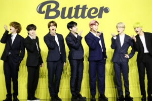[포토] ‘버터’로 컴백한 BTS, ‘젠틀한 인사’