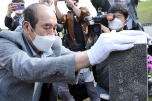 41년 전 오늘 광주역 앞에서 방아쇠 당긴 그, 희생자 묘비 어루만지다