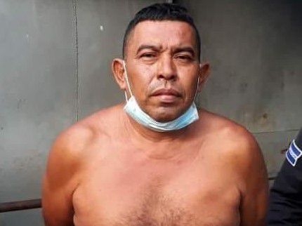 두 모녀를 살해한 혐의로 이달 초 체포돼 기소된 전직 엘살바도르 경찰관 휴고 오소리오 차베즈(51). 페이스북