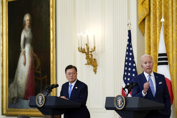문재인 대통령과 조 바이든 미국 대통령이 21일(현지시간) 백악관에서 공동 기자회견을 하고 있다. AP