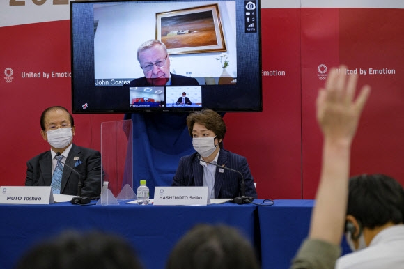 무토 도시로(왼쪽) 2020 도쿄올림픽 조직위원회 최고경영자(CEO)와 존 코츠(화상) 국제올림픽위원회(IOC) 조정위원장, 하시모토 세이코 조직위원장이 21일 도쿄에서 화상으로 연결된 기자회견을 가지며 취재진의 질문을 받고 있다. 도쿄 풀기자단 AP 연합뉴스 