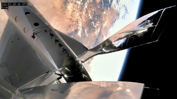버진 갤럭틱의 우주선 ‘유니티’가 모선 ‘이브’로부터 분리된 직후 뒤편으로 지구와 우주 공간이 보이고 있다. 버진 갤럭틱 제공 로이터 연합뉴스 