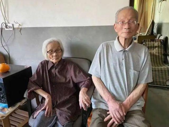 100년간 마신 커피믹스가 장수의 비결이라고 밝힌 중국의 106세 할머니(왼쪽)와 아들