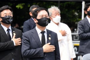 봉하 찾은 김기현 “노무현 뜻 이정표로”···野 대권주자들도 추모 동참