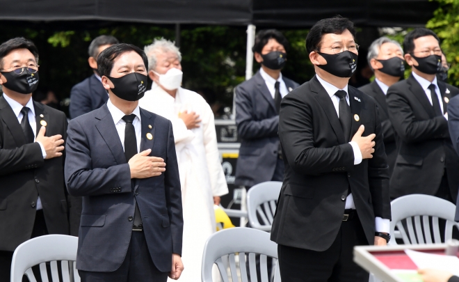 국기에 경례하는 송영길-김기현