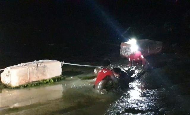 지난달 27일 오후 9시 30분쯤 충남 보령시 무창포항 인근에서 혼자 야간 해루질을 하다 갯벌에 빠져 옴짝달싹 못하는 50대 남자를 해경이 구조하고 있다. 보령해양경찰서 제공