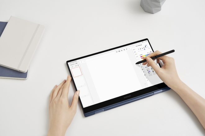 삼성전자의 노트북 신제품 ‘갤럭시북 프로 360’의 화면을 360도로 접어서 마치 태블릿처럼 이용하는 모습. 　삼성전자 제공