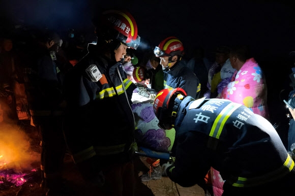 지난 22일 중국 간쑤성 바이인시에서 열린 100㎞ 산악마라톤 크로스컨트리 대회에서 참가자 21명이 악천후를 만나 숨진 가운데 구조대원들이 구조활동을 벌이고 있다. 바이인 AFP 연합뉴스
