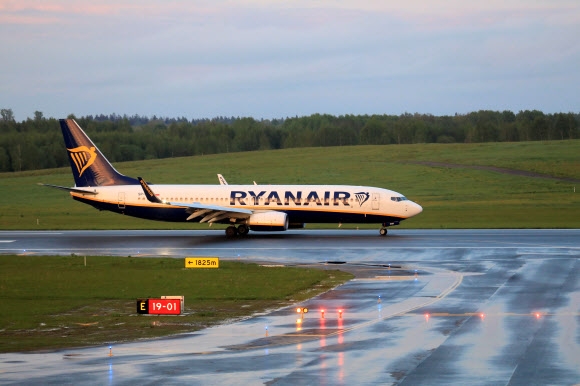 그리스 아테네를 23일(현지시간) 이륙해 리투아니아 빌뉴스로 향하다 벨라루스 야권 활동가 로만 프로타세비치를 체포하기 위해 벨라루스 당국이 민스크 공항에 비상 착륙해야 했던 아일랜드 항공사 라이언 에어의 보잉 737-800 여객기가 무사히 빌뉴스 국제공항에 도착해 활주로에 계류해 있다. 　빌뉴스 EPA 연합뉴스