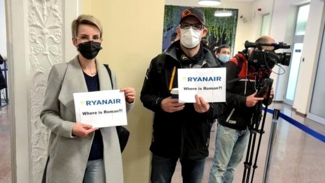리투아니아 빌뉴스 공항에서 로만 프로타세비치를 기다리던 이들이 벨라루스 민스크 공항에 비상착륙해 당국에 검거된 그의 행방을 묻는 시위를 벌이고 있다. 빌뉴스 로이터
