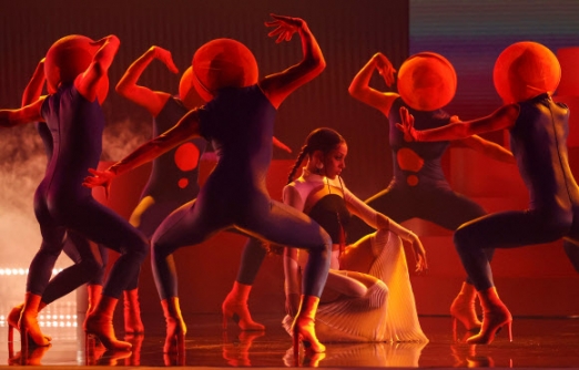 도자캣이 21일(현지시간) 미국 로스앤젤레스 마이크로소프트 극장에서 열린 ‘빌보드 뮤직 어워드’에서 함께 공연하고 있다. 로이터 연합뉴스