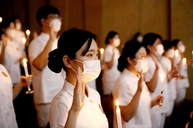 사진1_영남이공대학교 간호학과 학생들이 나이팅게일 선서식을 하고 있다.