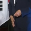 文과 악수 뒤 옷에 손댄 해리스 ‘결례 논란’