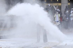 호피 조끼에 팬티만 입고…경찰관에 밀가루 투척 20대 결국