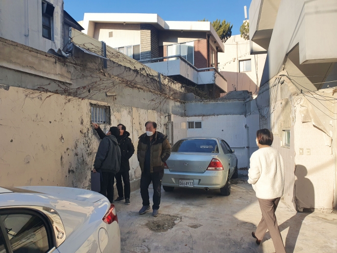 (계명대)계명대 학생들이 대명동 활성화를 위해 그래피키로 문화예술 거리로 탈바꿈하고 있다(예전모습)