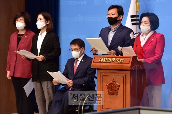 국민의힘 조명희 의원 등 소속 의원들이 24일 국회 소통관에서 ‘국민기만 K백신 민생폭망 K방역, 코로나 대책 전면 수정’ 촉구 기자회견을 갖고 있다. 2021. 5. 24 김명국 선임기자 daunso@seoul.co.kr