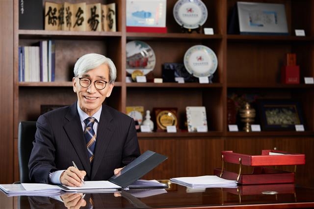 정해구 경제·인문사회연구회 이사장이 24일 인터뷰에서 코로나19 위기 극복을 위해 사회적 약자들까지 포용하는 회복 대책 마련을 강조하고 있다. 경제·인문사회연구회 제공