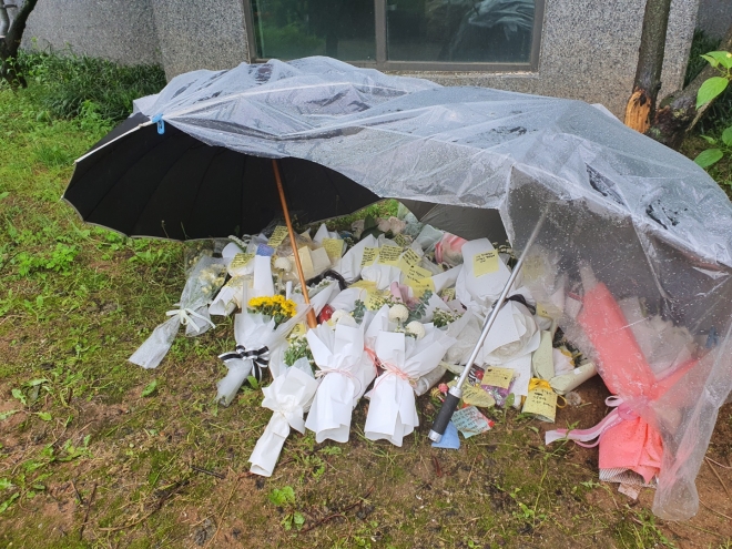 여중생 2명이 숨진채 발견된 청주 오창의 한 아파트 화단에 놓여진 추모 꽃다발들. 독자제공.