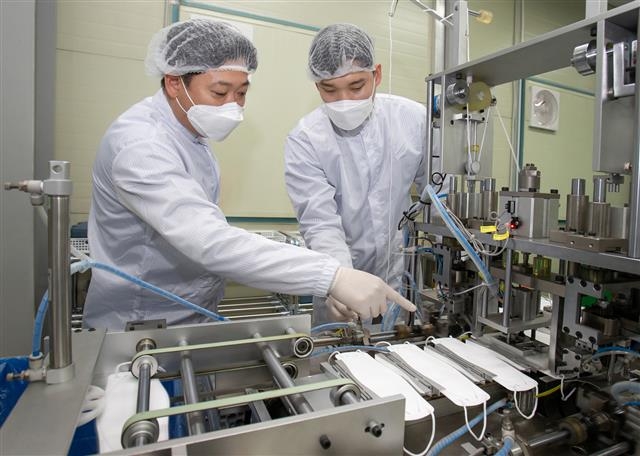삼성전자 전문가들의 도움으로 마스크 생산량을 늘린 레스텍의 생산 현장 모습. 삼성전자 제공