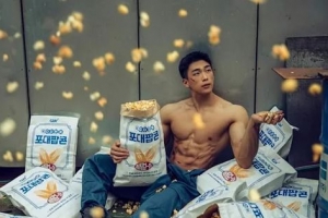 CGV, 옷통벗은 근육남 팝콘광고에 왜 옷을 입혔나