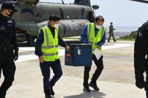 軍 헬기 동원 ‘연평도 백신 수송작전’