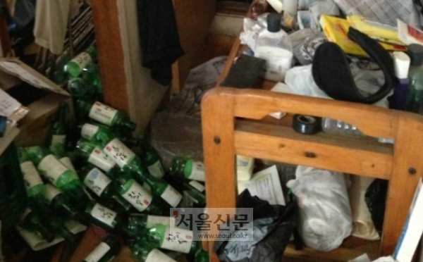김새별씨가 고독사 청소업무를 위해 방문한 현장에서 발견된 소주병들.  [자료제공: 바이오해저드]