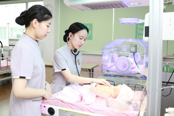 경일대 간호학과 학생들이 임상간호시뮬레이션센터에서 실습중인 모습