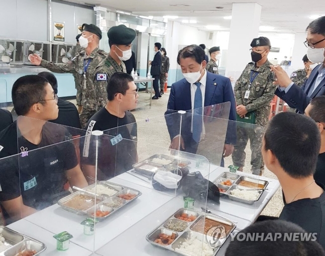 더불어민주당 김병주 의원이 26일 충남 논산 육군훈련소를 방문, 최근 논란이 된 부실급식 실태를 점검하고 있다.