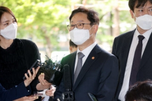 피고인석에 선 첫 법무장관 박범계