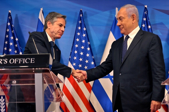 토니 블링컨(왼쪽) 미국 국무장관과 베냐민 네타냐후 이스라엘 총리가 25일(현지시간) 예루살렘에서 합동 기자회견을 열기에 앞서 악수하고 있다. 예루살렘 로이터 연합뉴스