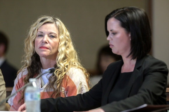 미국 아이다호에서 2020년 실종됐다가 숨진 채 발견된 두 자녀의 어머니 로리 밸로우 데이벨(왼쪽).  AP 연합뉴스