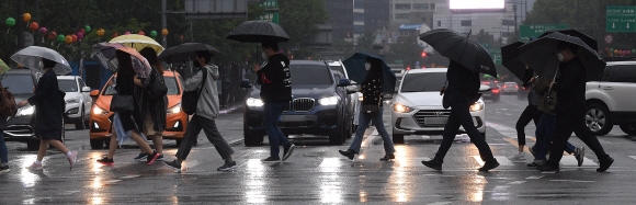 비가 내리는 27일 서울 세종대로 사거리에서 시민들이 우산을 쓰고 출근을 하고 있다. 2021.5.27 오장환 기자 5zzang@seoul.co.kr