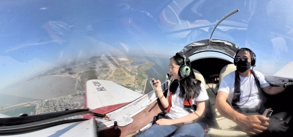 경력 20년 이상의 베테랑 경량 항공기 교관 김대형씨가 조종사가 꿈인 중학생 소녀와 체험비행을 하고 있다(니콘 키메션360, 360도 VR카메라로 촬영).