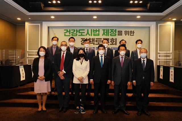 김영종(앞줄 오른쪽 두번째) 서울 종로구청장, 이해식(앞줄 오른쪽 세번째)·신현영(앞줄 오른쪽 네번째) 의원등이 지난 26일 열린 ‘건강도시법 제정 정책토론회’에서 기념 촬영을 하고 있다.