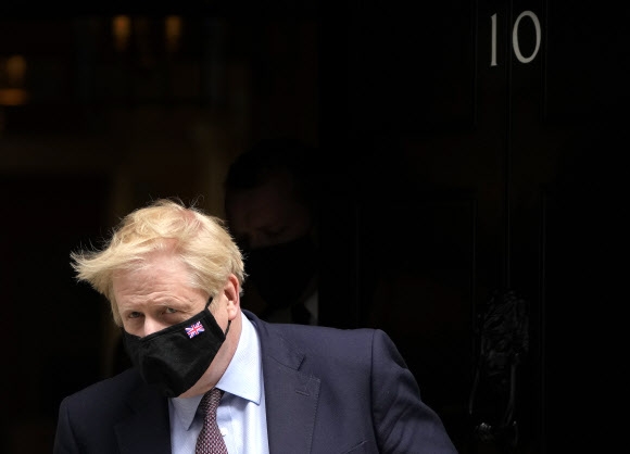 보리스 존슨 영국 총리가 26일(현지시간) 런던 다우닝가의 관저를 나서고 있다. 런던 AP 연합뉴스