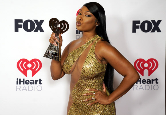 Megan Thee Stallion poses with the award for best collaboration for “Savage” (Remix) at the iHeartRadio Music Awards at the Dolby Theatre on Thursday, May 27, 2021, in Los Angeles. (AP Photo/Chris Pizzello) 052721127026/2021-05-28 09:27:24/ <연합뉴스