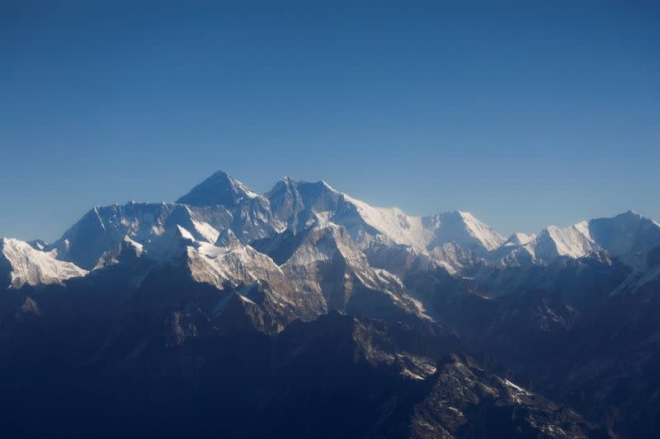 네팔 수도 카트만두 공항을 출발한 마운틴 플라이트 항공기로 비행하며 촬영한 쿰부 히말의 에베레스트 산군의 웅장한 모습. 로이터 자료사진 연합뉴스 