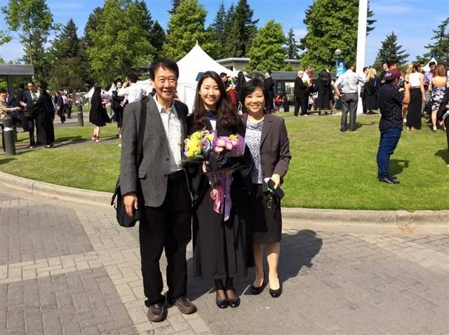 지난해 11월 6일 서울에서 음주운전 차량에 치여 세상을 떠난 대만인 유학생 쩡이린(가운데)이 2015년 5월 22일 캐나다 밴쿠버 브리티시 콜롬비아 대학을 졸업했을 당시의 모습. 졸업가운을 입은 쩡이린이 아버지 쩡칭후이와 어머니 스위칭과 함께 웃고 있다. 쩡이린 부모 제공