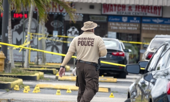 미국 플로리다주 마이애미 총격사건 현장을 수습하는 경찰. 사진=EPA 연합뉴스
