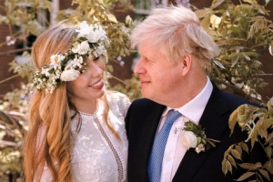 존슨 총리 성당 재혼에… “내로남불 가톨릭” 불똥