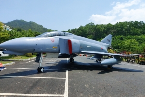 군위군청 앞마당에 전투기가?…“공항도시 랜드마크 활용”