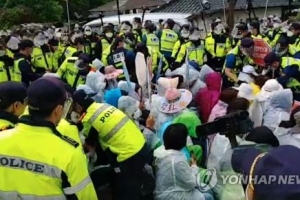 국방부, 성주 사드기지에 공사 자재 등 반입 재개…차량 32대 분량