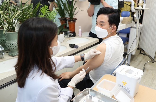 원희룡 제주지사가 28일 코로나 19 백신을 접종하고 있다(제주도 제공)