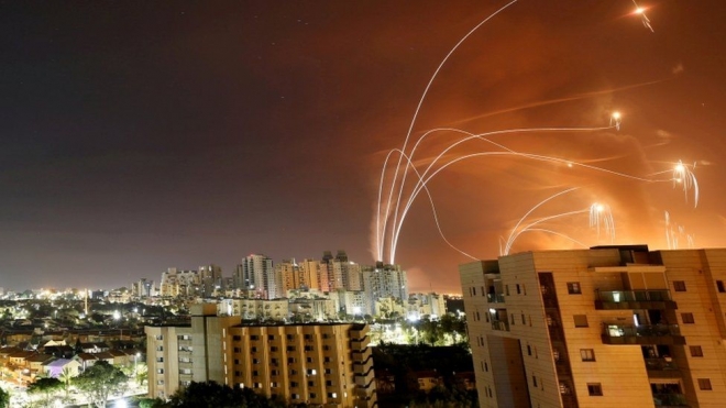 팔레스타인 가자지구에서 발사된 로켓들이 이스라엘의 저고도 미사일 방어망인 ‘아이언 돔’에 의해 요격되고 있다. 하마스의 주력 무기가 카삼 로켓인데 데이프가 개발을 주도한 것으로 알려져 있다. 로이터 자료사진 