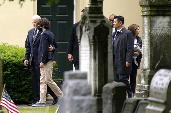 30일(현지시간) 뇌암으로 46세에 작고한 아들 보 바이든의 델라웨어주 윌밍턴 묘소를 찾은 조 바이든 미국 대통령.AP