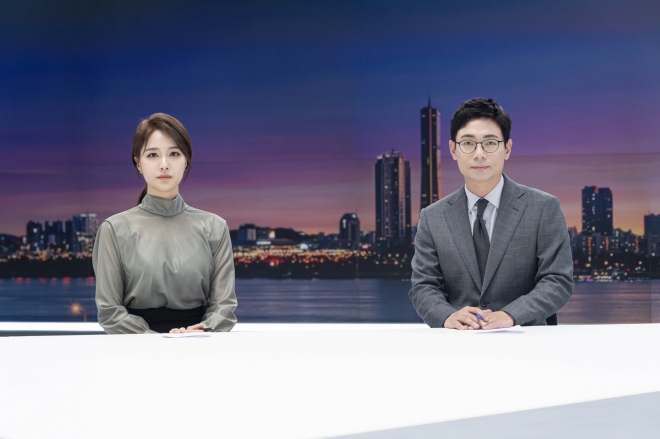 다음달 7일부터 ‘뉴스룸’을 진행하는 안나경(왼쪽) 앵커와 오대영 앵커. JTBC 제공